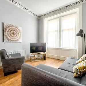 https://edinburgh-luxury-central-apartment-sleeps-6-free-parking.edinburghhotelsuk.org
